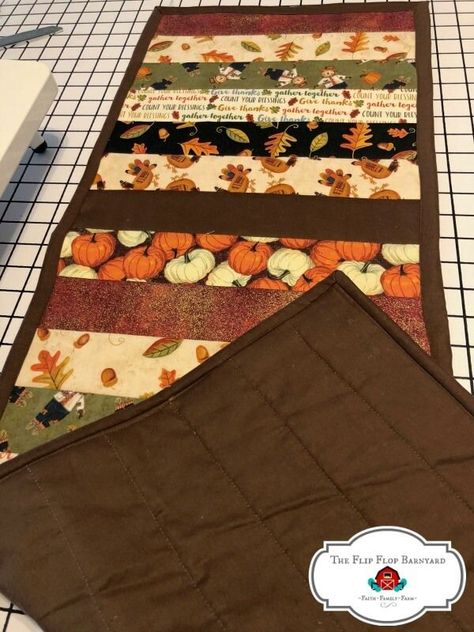 Jelly Roll Table Runner, Easy Diy Sewing Projects, Easy Handmade Gift Ideas, Table Runner Sewing, 10 Minute Table Runner, Table Runner Tutorial, Thanksgiving Table Runner, Table Runner Diy, Quilted Table Runners Patterns