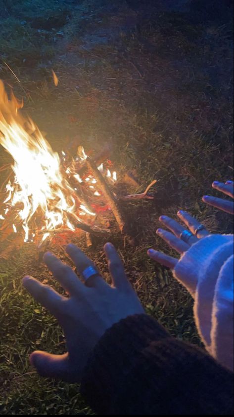 Bonfire, summer, summer vibes, aesthetic, couples, friends, summer goals, campfire Campfire Couple Aesthetic, Couple Bonfire Aesthetic, Bonfire Aesthetic Couple, Bonfire Aesthetic Friends, Campfire Date, Campfire Couple, Bonfire Aesthetic, Oregon Summer, Summer Bonfire