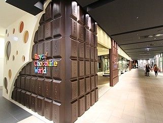 Chocolate Store Design, Candy Store Design, Royce Chocolate, Chocolate Boutique, Chocolate House, Chocolate Stores, Neoclassical Interior, Chocolate World, Chocolate Design