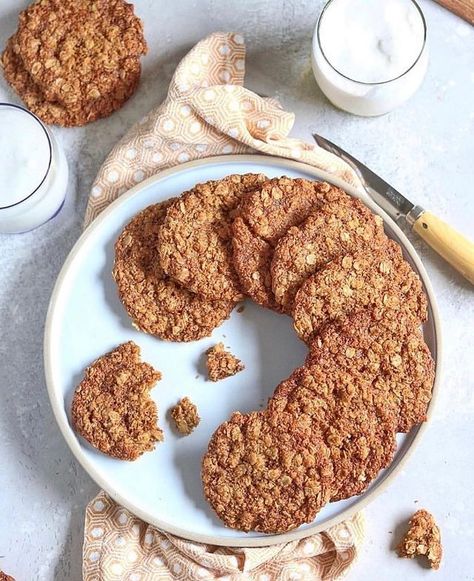 We all know that Anzac biscuits are a delicious treat, but the high-calorie count can be off-putting to many. This recipe will show you how to make Anzac biscuits low calorie version of this Australian favorite! Healthy Anzac Biscuits, Anzac Cookies, Types Of Cooking Oil, Anzac Biscuits, Healthy Mummy, Australian Food, Calorie Recipes, Golden Syrup, No Calorie Foods