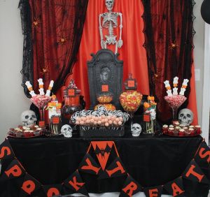 Halloween Candy Buffet, Diy Candy Buffet, Diy Halloween Candy, Houses Black, Vampire Party, Vampire Halloween, Halloween Time, Candy Table, Haunted Houses