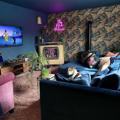 Old Tv Room Aesthetic, Attic Movie Theater, Old Time Movie Theater Decor, Old Fashion Movie Theater, I’m Home Movie Theater, Home Cinema Room, Theatre Room, Cinema Room, Movie Room