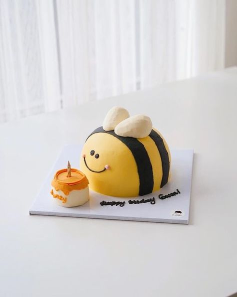 Sculpture Cake, Asian Cakes, Novelty Cake, Pastry Chocolate, Bee Cakes, Simple Cake Designs, Funny Birthday Cakes, Mini Cakes Birthday, Mini Tortillas