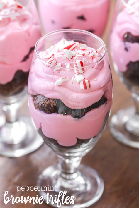 Peppermint Brownie Trifle - Lil' Luna Brownie Trifle Desserts, Peppermint Brownie Trifle, Brownie Trifle Recipe, Christmas Trifle Recipes, Trifle Recipes Easy, Peppermint Brownie, Easy Trifle, Trifle Dessert Recipes, Peppermint Dessert