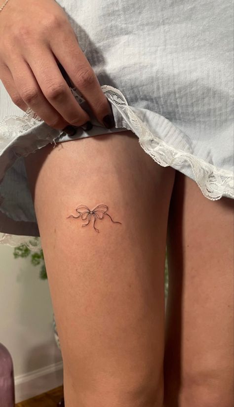 Lavender Patchwork Tattoo, Lucky Brand Aesthetic, Bow Thigh Tattoo, Dainty Thigh Tattoo, Tattoo Legs Woman, Coquette Tattoo Ideas, Bow Tattoo Thigh, Thigh Tattoo Women, Tattoo Bow