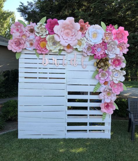 Floral Pallet Backdrop, Photo Booth Flowers, Easter Photo Booth Backdrop, Flower Party Backdrop, Pallets Backdrop Ideas, White Pallet Backdrop, Simple Wedding Photo Backdrop, Mothers Day Backdrop Ideas Church, Pallet Backdrop Birthday