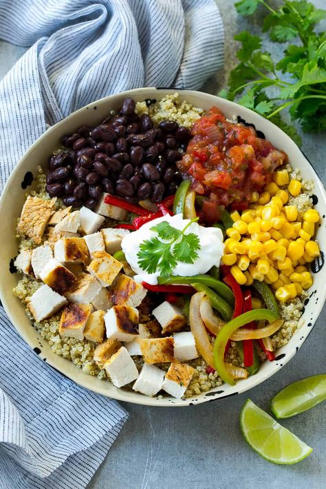 This Mexican Chicken Quinoa Bowl is made with veggies and a variety of fun toppings, all served over quinoa. This recipe is full of flavor and healthy to enjoy any time of day. Invite your friends over for a mexican night with this Mexican Chicken Quinoa Bowl Quinoa Bowl Recipes Healthy, Chicken Quinoa Bowl, Mexican Quinoa, Healthy Bowls Recipes, Resep Salad, Chicken Quinoa, Healthy Mexican, Healthy Fitness Meals, Mexican Dinner