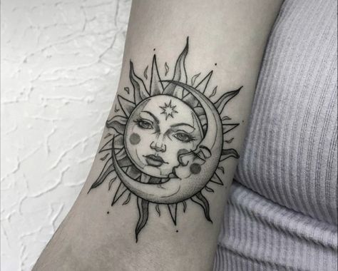 Tattoo Sonne, Taurus Tattoo, Sun And Moon Tattoo, Sun Tattoos, Sun Tattoo, Hand Tattoo, Feminine Tattoos, Dope Tattoos, Taking Photos