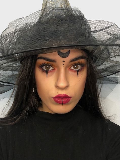 Light Witch Makeup, Witch Makeup Cute, Witch Makeup Halloween Pretty Easy, Halloween Witch Makeup Looks, Simple Witch Makeup Halloween, Make Up Bruja, Makeup Bruja Halloween, Witch Costumes Makeup, Witch Make Up Pretty