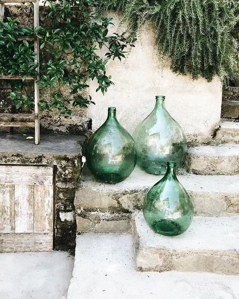 Eight ways to create your Mediterranean beach house – Chez Pluie Mediterranean Beach House, Farmhouse Window Treatments, Round Glass Vase, Dame Jeanne, Deco Champetre, Green Glass Bottles, Cottage Gardens, Modern Garden, Design Interior