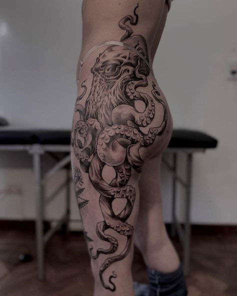 Octopus Hip Tattoo Large Octopus Tattoo, Drew Core, Octopus Thigh Tattoos, Octopus Tattoo Sleeve, Thigh Tattoo Men, Kraken Tattoo, Best Tattoo Ideas For Men, Tattooed Man, Octopus Tattoo Design