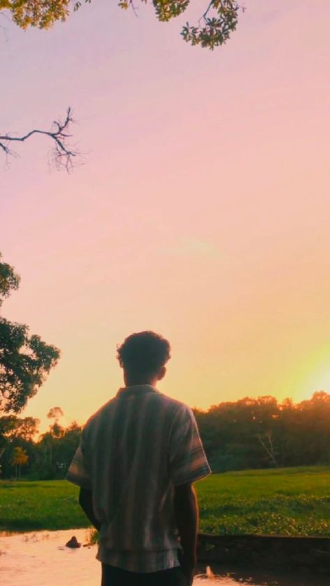 sunset love Filmmaking Inspiration, Boy Blurred Pic, Best Poses For Photography, Cinema Photography, Dark Nature Aesthetic, Feeling Pictures, Chill Photos, Cute Couple Drawings, Insta Profile Pic