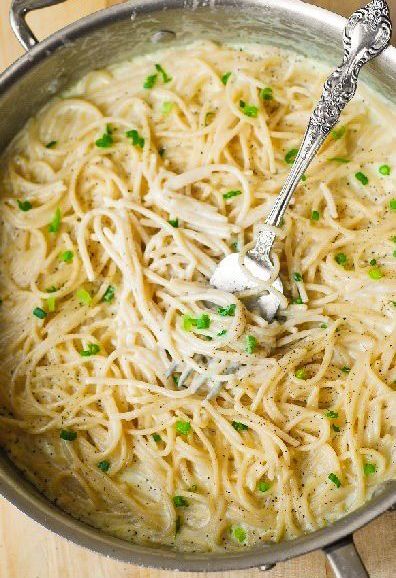 Homemade Creamy Four Cheese Garlic Spaghetti Sauce is the most delicious and the easiest white cheese Italian pasta sauce recipe! It’s made by cooking minced garlic in olive oil and butter, then adding chicken broth, heavy cream (and the cooked pasta!), and the four cheese blend until the cheese melts into a nice and smooth texture.  Simple ingredients and easy cooking technique! White Pasta Sauce, Easy Baked Spaghetti Recipe, White Pasta Sauce Recipe, Easy Baked Spaghetti, Creamy Spaghetti, Cheesy Spaghetti, Cheese Pasta Recipes, Pasta Sauce Recipe, Cream Sauce Pasta