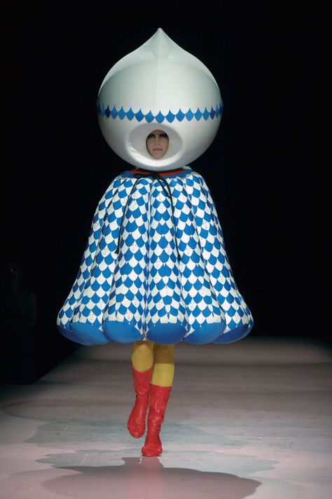 Hideki Seo, Swimming In The Garment collection, 2005, © photo: Etienne Tordoir Masks Design, Fashion Communication, Outrageous Fashion, Ugly Outfits, Bad Fashion, Conceptual Fashion, Azzedine Alaia, Funny Fashion, Fashion Fail