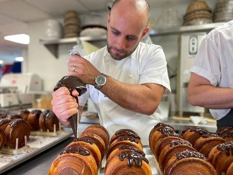 New York City's latest viral sensation is a crème-filled circular croissant Circular Croissant, Circle Croissant, Baking Pastries, Lafayette New York, Baking And Pastry, Apple News, This Summer, Pastry, York City