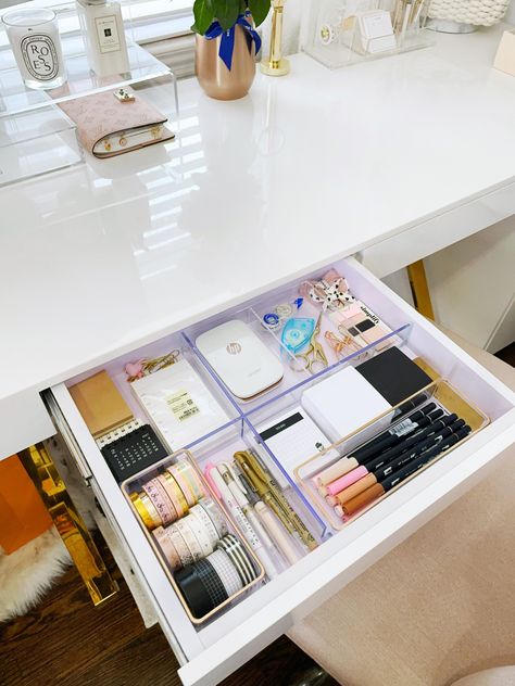 Desk Drawer Organisation, Bedroom Drawer Organizer, Bedroom Planner, Study Desk Organization, Desk Organisation, Dorm Design, Room Organisation, Stationary Organization, Drawer Organization