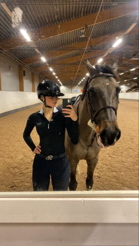 Horse Riding Girl Aesthetic, Horse Back Riding Asethic, Equestrian Outfits Aesthetic, Horse Riding Competition Aesthetic, Aesthetic Horse Riding, Horseback Riding Outfit, Aesthetic Equestrian, Riding Outfit Equestrian, Rich Horse Girl Aesthetic