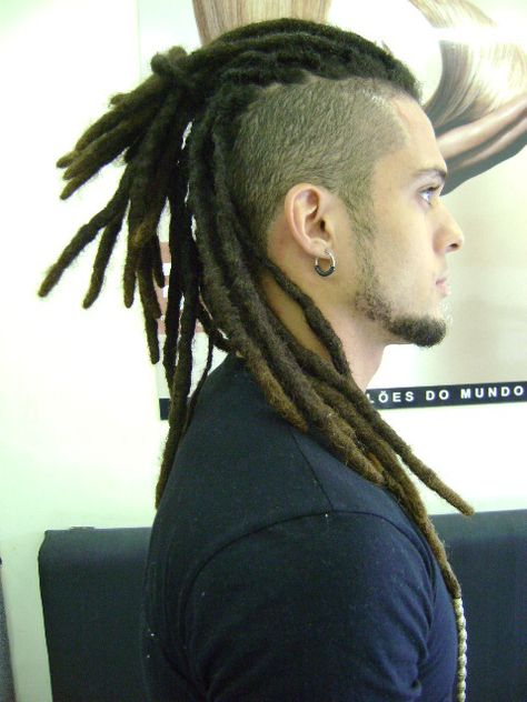 Dread lock O Dreadlock é uma forma de se manter os cabelos que se tornou mundialmente famosa com o movimento rastafari, consiste em bolos cilíndricos de cabelo que aparentam “cordas” pe… Dreadlock Mohawk, Cyberpunk Hairstyles, Dread Lock, Dreadlock Hairstyles For Men, Viking Hair, Dreadlock Styles, Dreads Styles, Mohawk Hairstyles, Dread Hairstyles