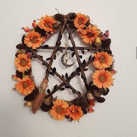 Pagan Halloween Decor, Samhain Wreath Diy, Samhain Diy Decorations, Pentagram Wreath Diy, Pagan Fall Decor, Litha Decorations Diy, Diy Witch Wreath, Samhain Decorations Diy, Mabon Wreath