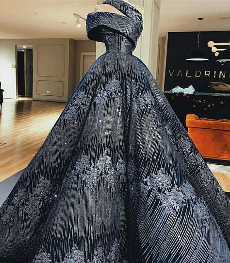 @valdrinsahitiofficial Chique Outfits, Ball Gowns Evening, فستان سهرة, Ball Gowns Prom, Couture Gowns, Ball Gown Dresses, Gorgeous Gowns, Beautiful Gowns, Fancy Dresses