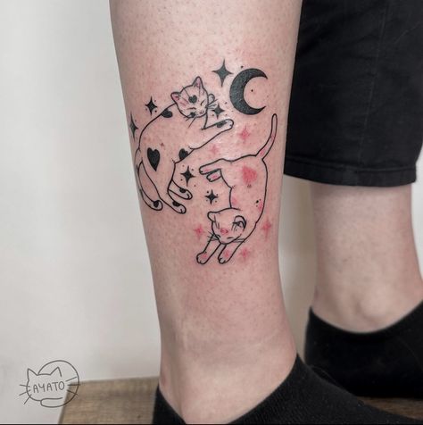 Tattoo by @ayatoink on Instagram, who is based in Kraków, Poland. Cat Knee Tattoo, 2 Cats Tattoo, Aesthetic Celestial, Cats Tattoo, Cute Cat Tattoo, Funky Tattoos, Cat Tattoos, 2 Cats, Knee Tattoo