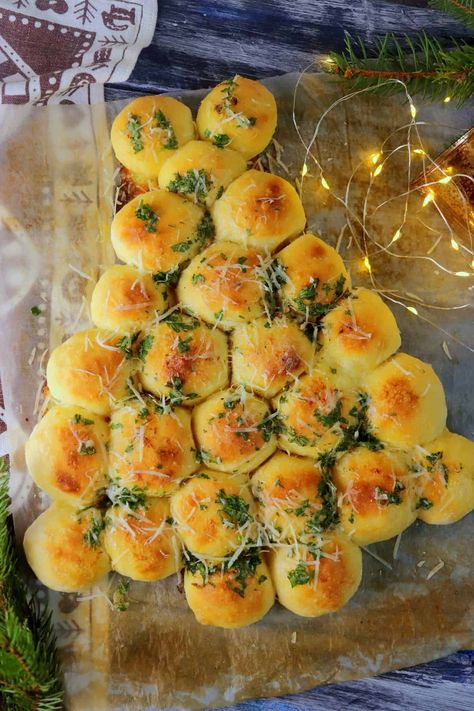 This Pull-Apart Christmas Tree is the perfect holiday-themed dinner! Using premade dough and a lot of cheese, this is the best! Pull Apart Christmas Tree Bread, Pull Apart Christmas Tree, Tree Bread, Christmas Tree Bread, Christmas Rolls, Cheese Pull Apart, Fun Christmas Tree, Olive Garden Recipes, Homemade Buttermilk Biscuits