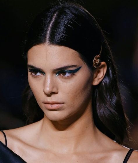 Hairstyles Runway, Fashion Week Hair, Model Hairstyles, Tiktok Makeup, Aveda Hair, Kendall Jenner Street Style, Runway Hair, Versace Spring, Runway Makeup