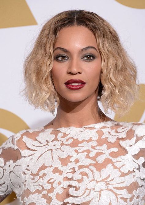 beyonce dark roots blonde hair Rooty Blonde Hair Dark Roots, Platinum Hair Dark Roots, Dark Roots Balayage, Rooty Blonde Hair, Beyonce Blonde Hair, Beyonce Hair Color, Blonde Hair Dark Roots, Dark Roots Blonde Hair Balayage, Balayage Platinum