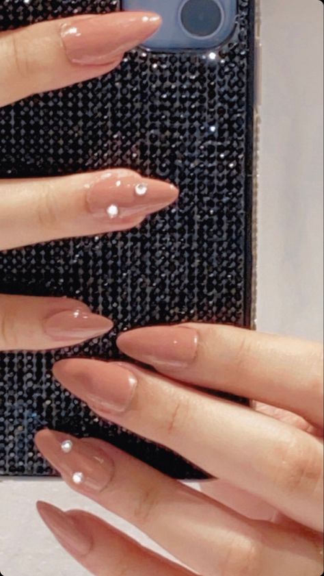 Softgel Nail Design With Stone, Small Diamond Nails, Simple Gem Nails Rhinestones, Nails With Rine Stones, Righnstone Nails, Beige Nails With Rhinestones, Nude Nails Rhinestones, Natural Nails With Rhinestones, Nude Nail Designs With Rhinestones