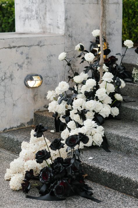 Modern Minimalism in Margaret River - Style Guide The Lane Black Flowers Arrangement, Black Wedding Florals, Black Wedding Flowers, 75 Birthday, Wedding December, Moody Palette, Jeff Leatham, Event Centerpieces, Monochrome Weddings