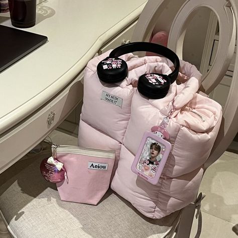 Handbag Aesthetic, Puffer Tote Bag, Puffer Bag, Winter Handbags, Cute Handbag, Inside My Bag, Pretty Pink Princess, Bag Pillow, Handbag Essentials