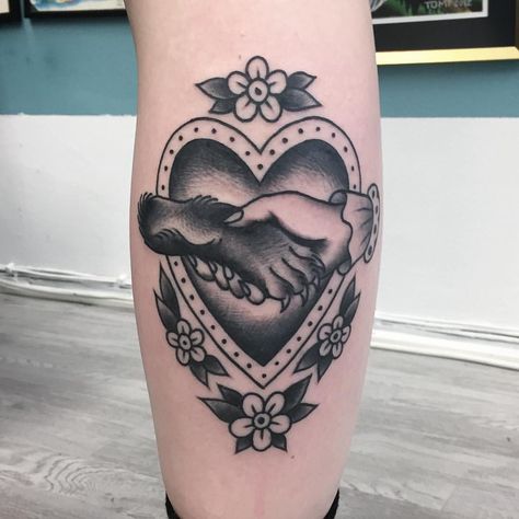 Tattoo Perna, Dog Human, Traditional Tattoo Old School, Traditional Tattoo Designs, Tattoo Dog, Dog Heart, Tattoo Old School, Omerta Tattoo, Paw Tattoo