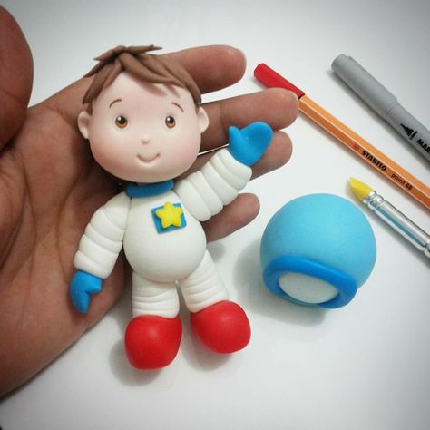 Playdough Cake, Art Cookies, Planet Birthday, Rocket Cake, Planet Cake, Galaxy Cake, Fondant Figures Tutorial, Astronaut Party, Cupcakes For Boys