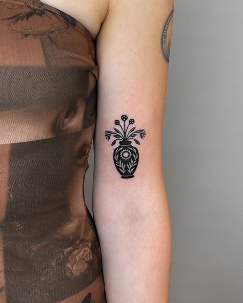 Tattoo by IL GRANDE TATTOO. Traditional Tattoo Placement, Florist Tattoo, January Tattoo, Illustrative Blackwork, Grande Tattoo, Vase Tattoo, Bold Tattoo, Year Tattoo, Blackwork Tattoos