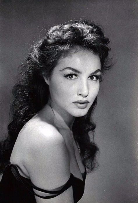 vintage everyday: Catwoman of the Television Series 'Batman' – 52 Beautiful Portrait Photos of Julie Newmar in the 1950s Eve Plumb, 1966 Batman, Barbara Bouchet, Adrienne Barbeau, Jean Peters, James Gordon, Vintage Hollywood Stars, Alex Toth, Julie Newmar