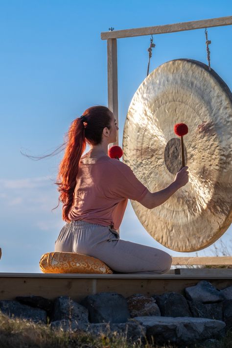 woman beating gong outside Gong Bath, Sound Bowls, Sound Bath, Alternative Therapies, Mind Body And Spirit, Deep Relaxation, Gongs, Sound Healing, Holistic Healing