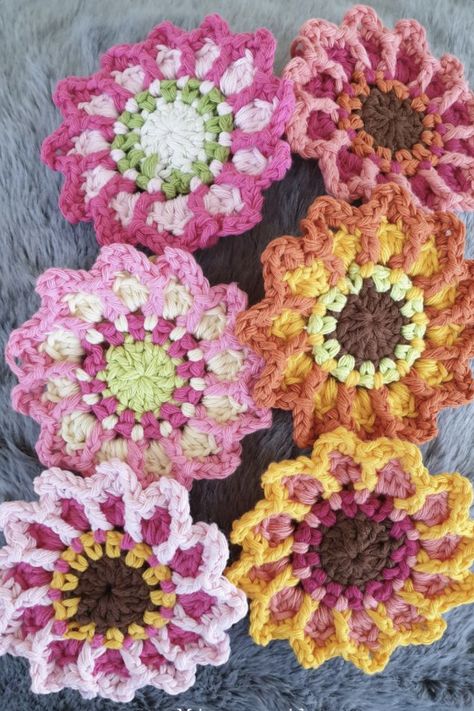 Free Crochet Pattern: Dahlia-Daisy Flower Hair Scarf Pattern, Crochet Dahlia, Triangle Hair Scarf, Crochet Checkered, Crochet Flower Squares, Triangle Hair, Purse Crochet, Shabby Chic Flowers, Crochet Flowers Free Pattern