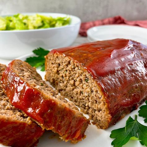 Meatloaf is an old school classic. This foolproof recipe proves it deserves a comeback Old School Meatloaf Recipe, Leftover Meatloaf, How To Make Hamburgers, How To Make Meatloaf, Evening Dinner, Winter Evening, Meatloaf Recipe, Lean Beef, Fool Proof Recipes