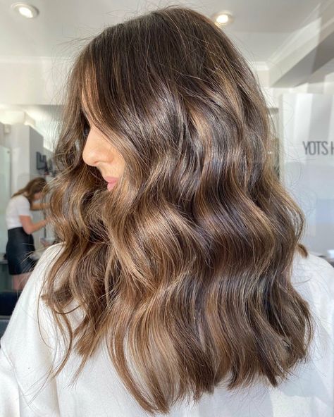 Sunkissed Hair Brunette, Long Hair Highlights, Cabello Hair, Brown Hair Looks, Brown Hair Inspo, Brown Hair Dye, Brunette Hair With Highlights, Hairstyles For Layered Hair, Brown Hair Balayage