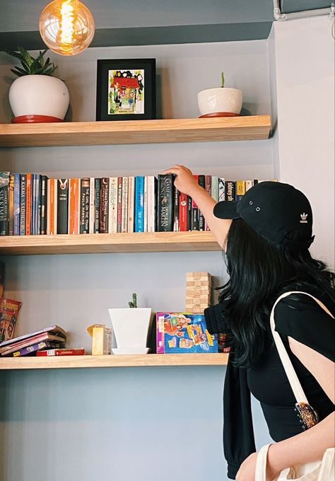 Book Shelf In Cafe, Aesthetic Bookshelves, Cafe Theme, Mini Bookshelf, Cafe Hopping, Corner Cafe, Cafe Shop Design, Third Place, Book Cafe