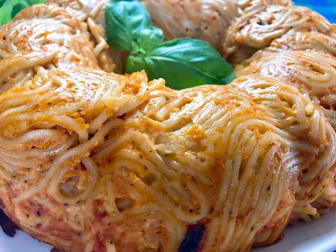 Spaghetti Bundt Cake Spaghetti Bundt Cake, Bundt Pan Spaghetti Bake, Spaghetti Bundt Pie, Bundt Pan Pasta Recipes, Bundt Pan Meals, Bundt Pan Recipes Dinner, Spaghetti Cake, Meatball Bites, Baked Spaghetti And Meatballs