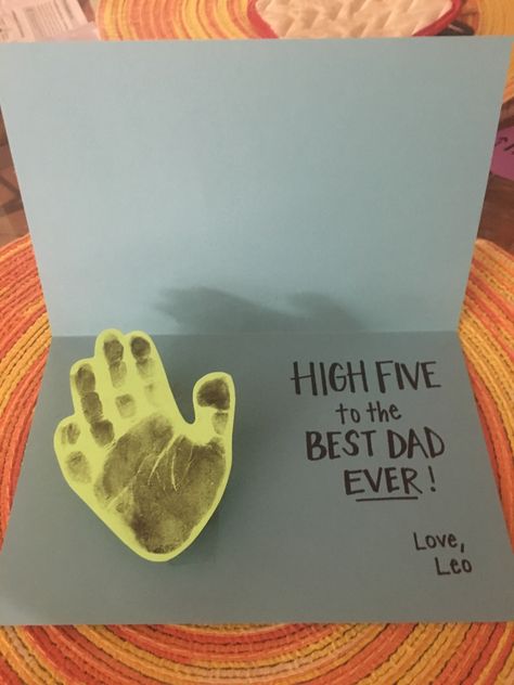 Toddler Art For Fathers Day, Craft For Fathers Day Toddler, Cute Father’s Day Presents, Fathers Day Cards For Kids Handprint, Daycare Father’s Day Craft, Father’s Day Art Ideas For Toddlers, Father’s Day Cards Handprints, Older Kids Fathers Day Crafts, Toddler Craft Ideas Fathers Day