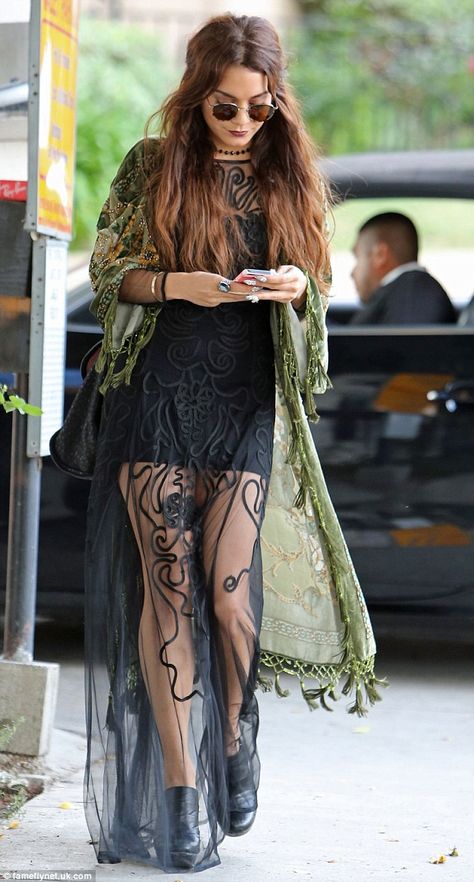 Hippie hippie chic: Elements of the 24-year-old actress outfit embraced gypsy culture Estilo Vanessa Hudgens, Looks Hippie, Look Hippie Chic, Vanessa Hudgens Style, Look Grunge, Festival Mode, Interior Boho, Stile Boho Chic, Look Boho Chic