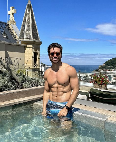 Alex Costa Mens Poses, Alex Costa, Physique Goals, Men Bodies, Workout Inspiration, Male Poses, Fitness Inspiration, Cortes De Cabello Corto, Black Hair