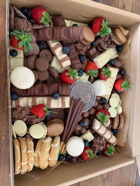 Dessert Gift Box Ideas Diy, Charcuterie Bored, Dessert Grazing Table, Girls Night In Food, Dessert Platter, Dessert Spread, Dessert Boxes, Party Food Platters, Birthday Desserts