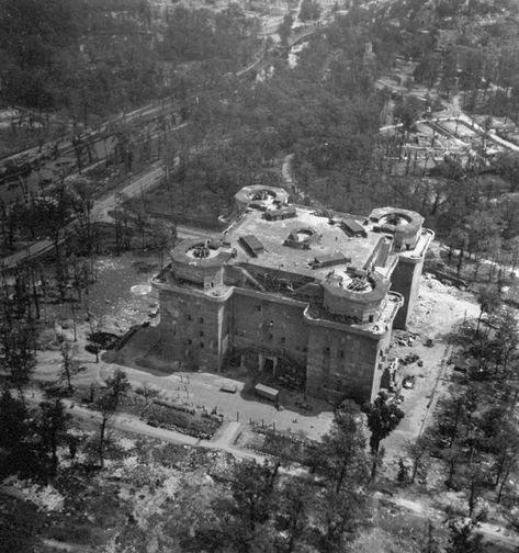 Berlin 1945 bombed out aerial pictures at the end of the World War 2 - Berlin LuftTerror 1940-1945 Flak Tower, Battle Of Berlin, Berlin 1945, Underground Bunker, German Military, German Army, Urban Exploration, End Of The World, Military History