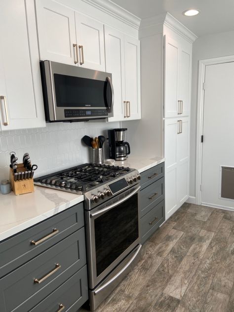 Kitchen Cabinets Grey And White, Kitchen Ideas White, Two Toned Kitchen Cabinets, White Upper Cabinets, White Kitchen Ideas, Two Tone Kitchen Cabinets, Dark Grey Kitchen, Gray And White Kitchen, Gray Cabinets