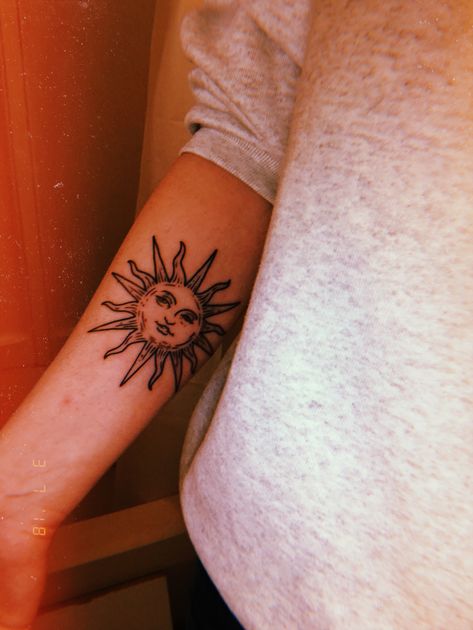 sun tattoo // pin: Kori Chandler Tatoo Ring, Family Name Tattoos, Tattoo Sonne, Name Tattoo Ideas, Ring Finger Tattoos, Sun Tattoos, Lip Tattoos, Matching Tattoo, Home Tattoo