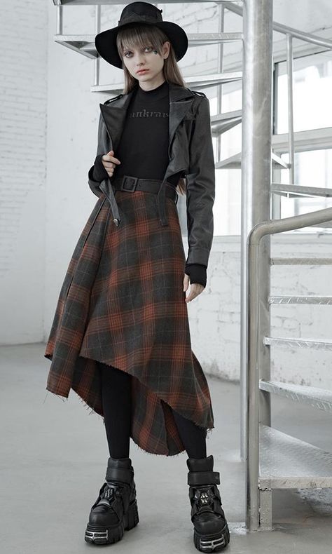 Long Plaid Skirt Outfit, Goth Skirts, Styl Grunge, Moda Grunge, Long Plaid Skirt, Plaid Skirt Outfit, Kilt Outfits, Skirt With Belt, Tartan Skirt