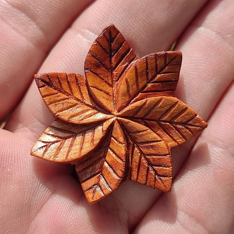 Wood Whittling Projects, Unique Wood Carving, Wood Carving Art Sculpture, Wood Jewelry Diy, Hand Carved Jewelry, Whittling Projects, Simple Wood Carving, Wood Jewelery, Dremel Wood Carving